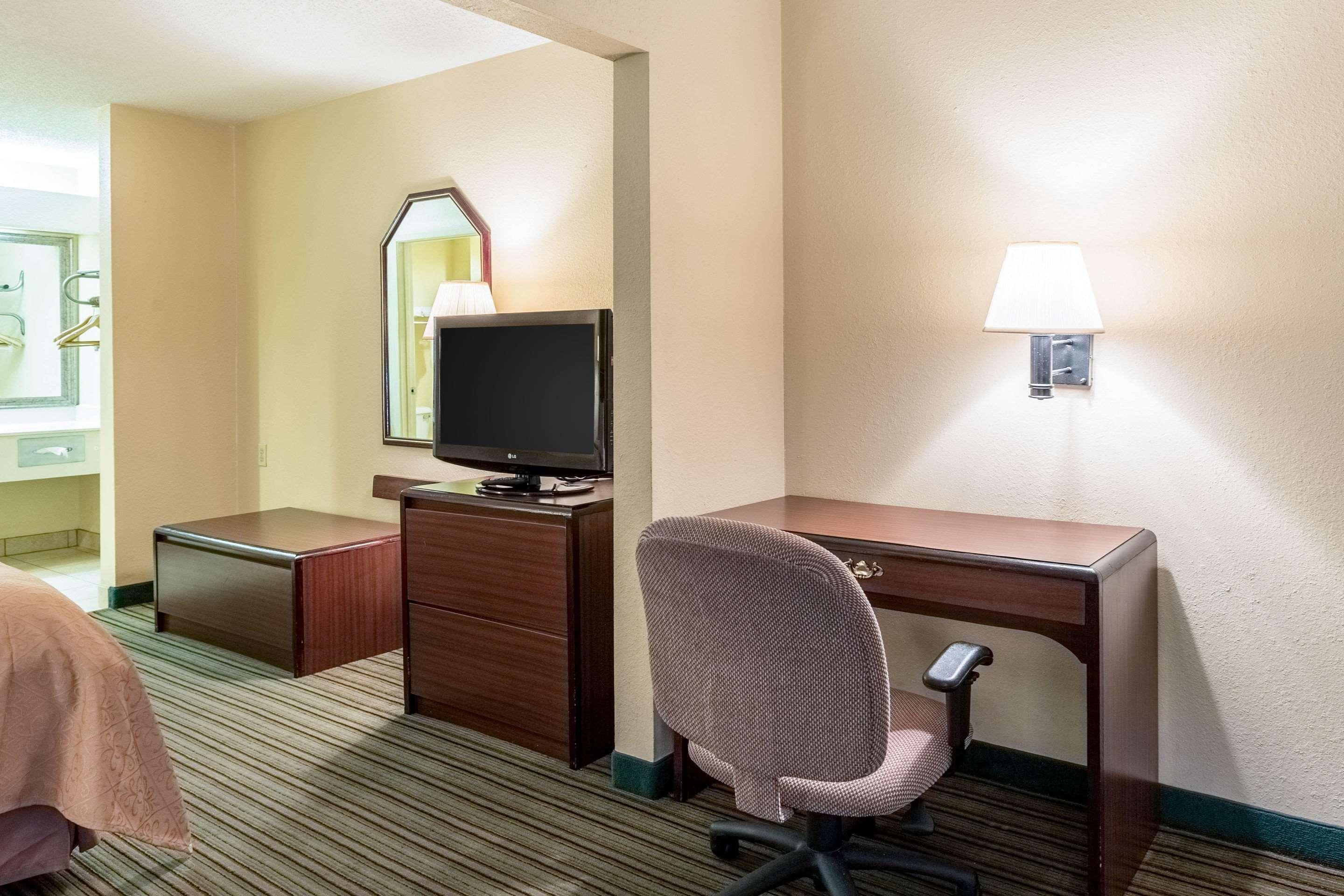 Quality Inn Alexandria Exteriör bild