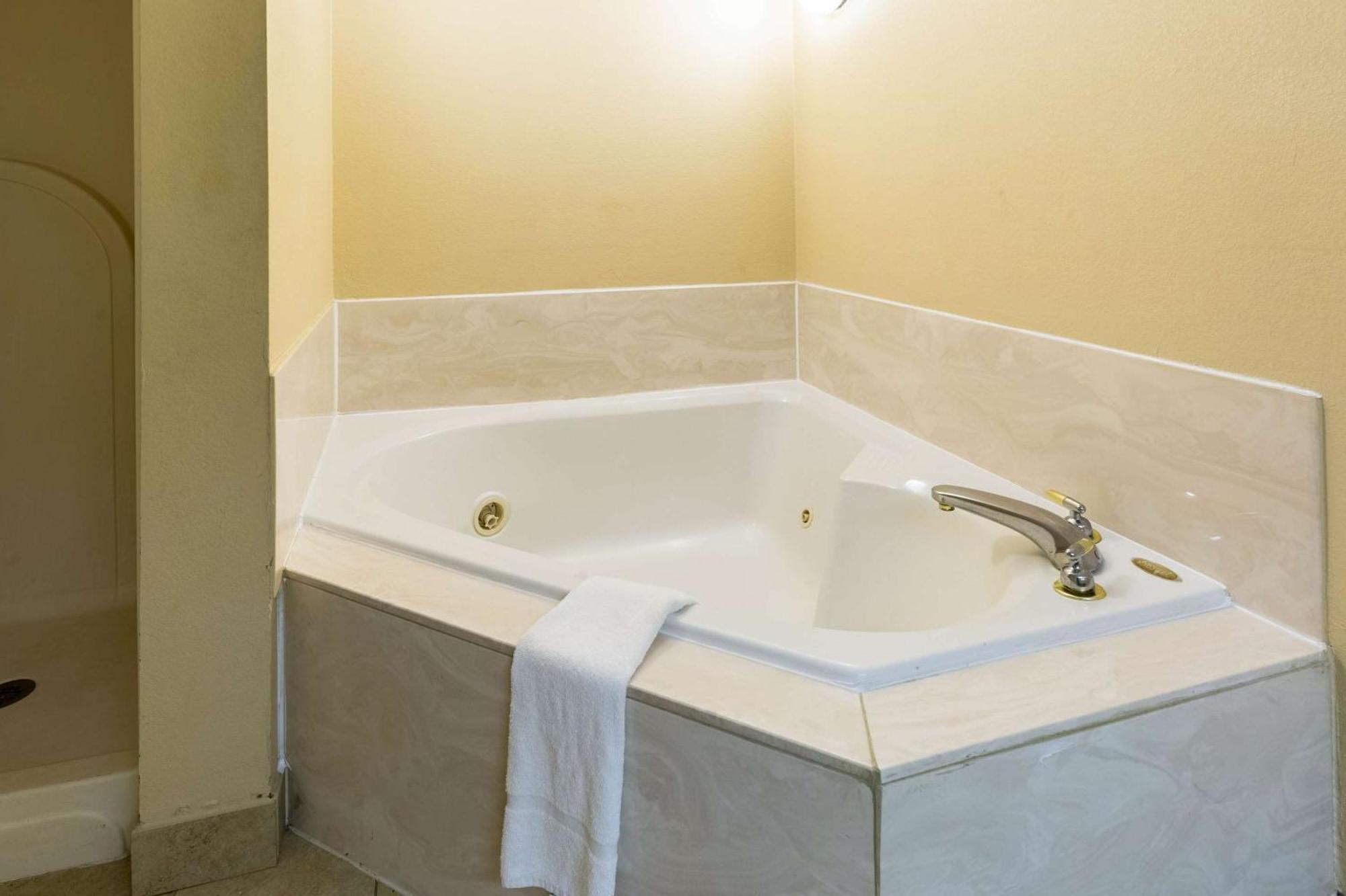 Quality Inn Alexandria Exteriör bild